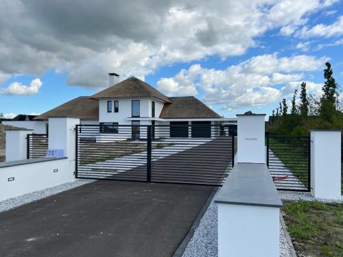 Aangeboden: Automatische poorten.  Een meerwaarde voor elke woning en tuin.