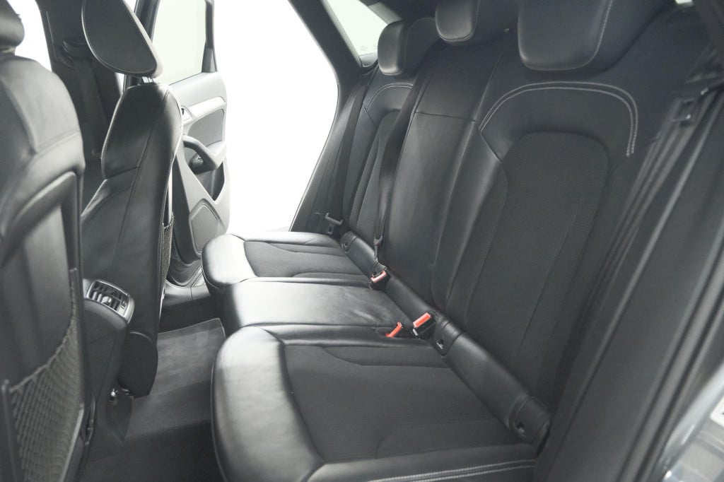 Audi Q3 1.4 tfsi cod sport s line edition | parkeersensoren | navigatie | c