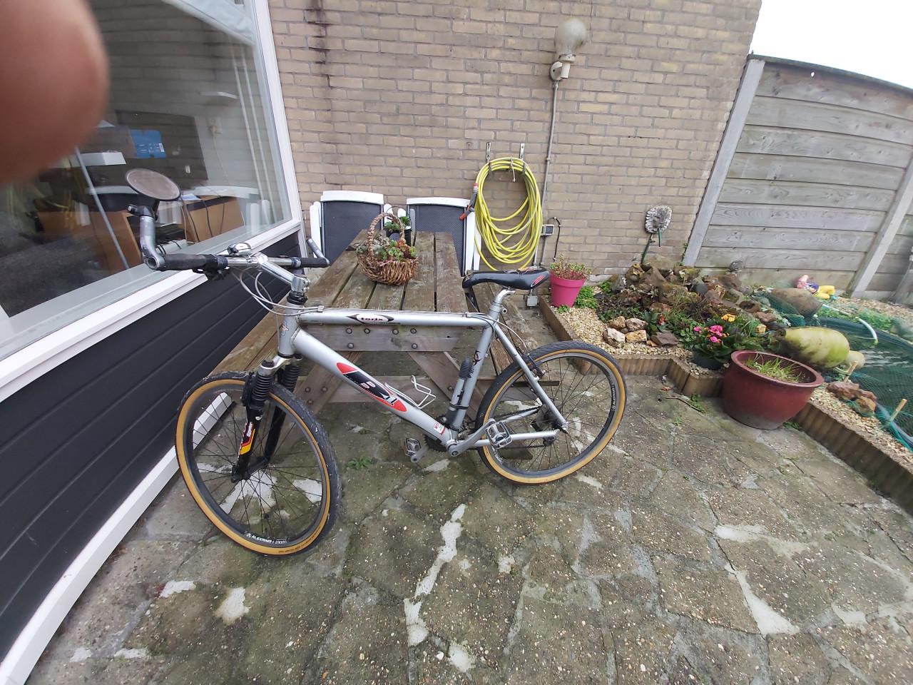 Mountainbikes en fietsendrager voor trekhaak  twee fietsen met verlichting