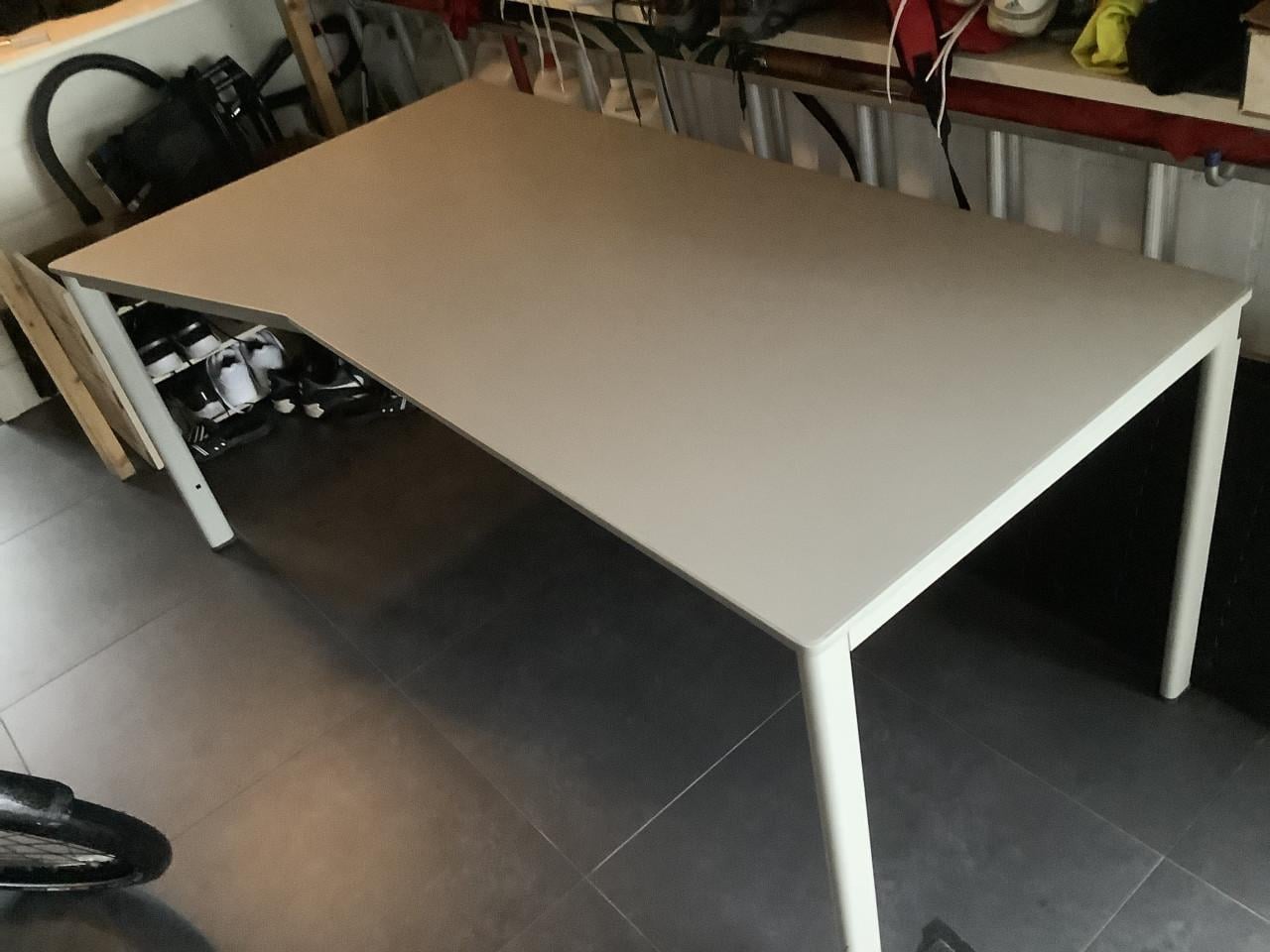 Bureau, bureautafel van het merk Ahrend. 180x80-100cm metaal, formica.