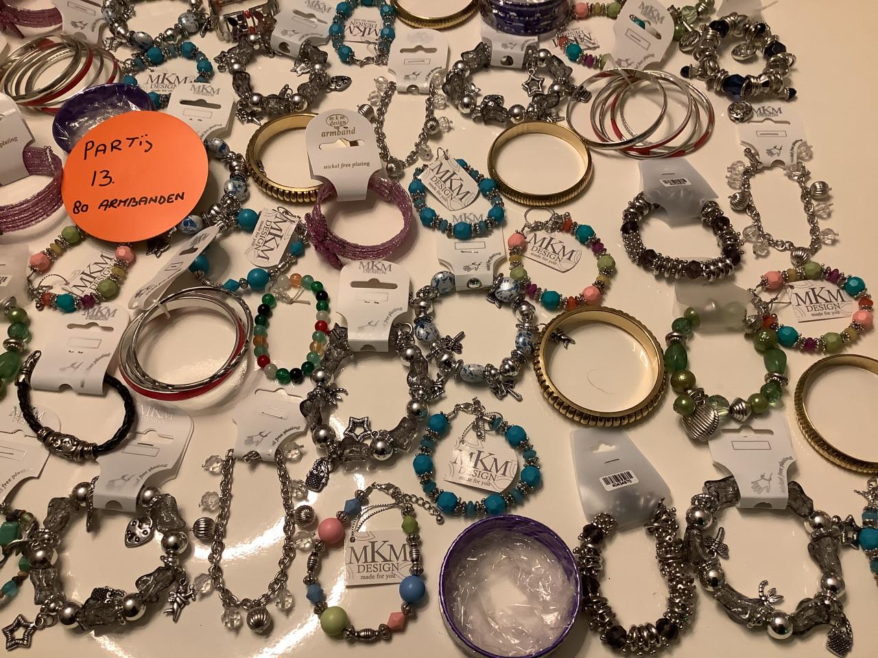 Partij mooie armbanden. ( partij 13)