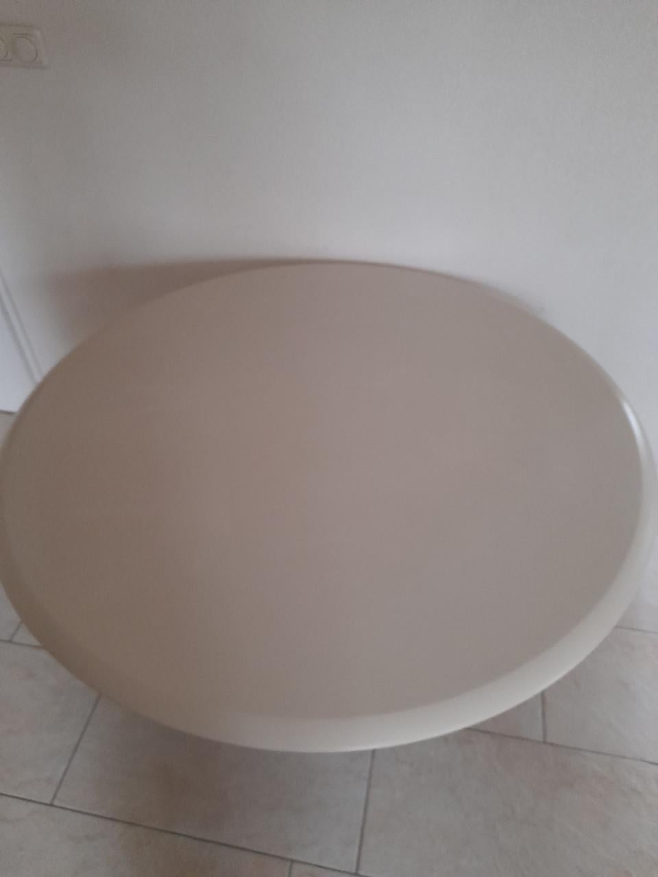 Stevige ronde tafel 120 x 72H (in goede nette staat )  Materiaal; hout blad