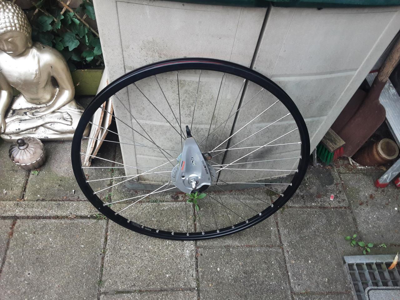 28 inch nexus voorwiel, naafdynamo, rollerbrake rem  ( zwarte velg  )
