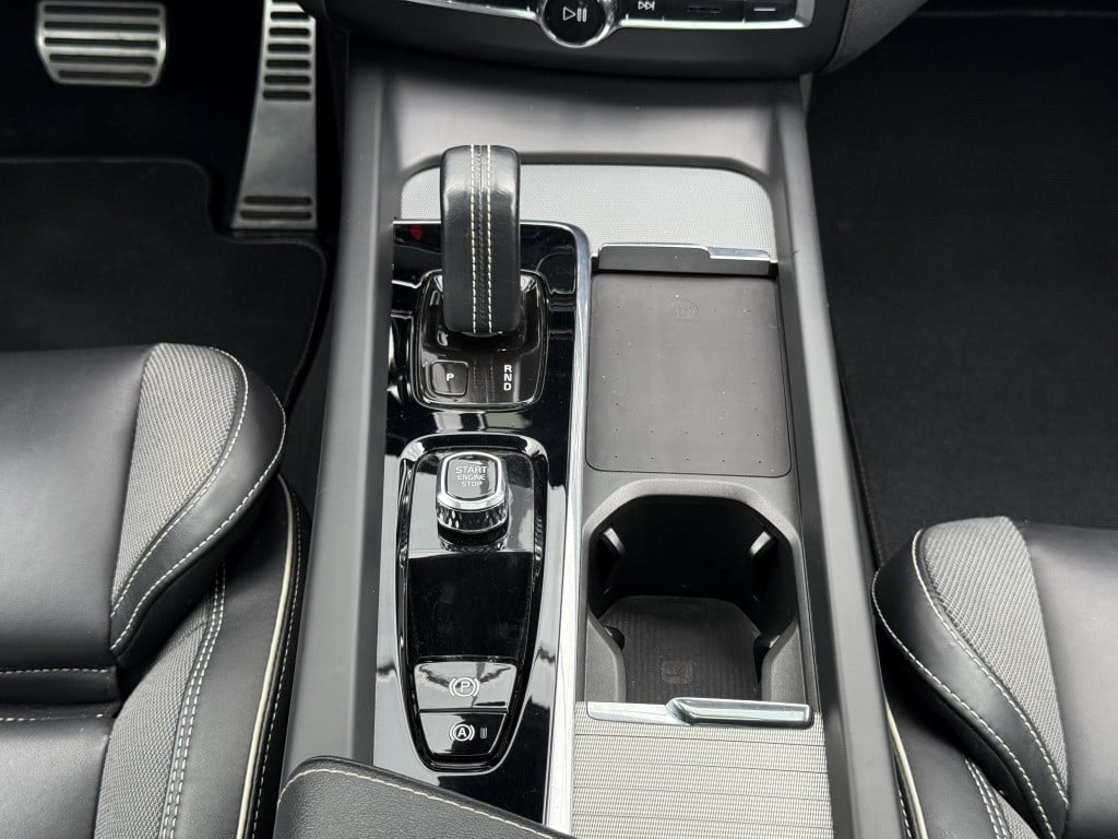Volvo XC60 t6 340pk recharge r-design| panodak| adap.cruise| 360camera| tre