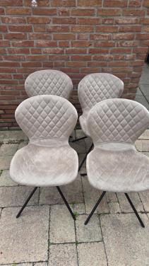 4 nette  eettafel stoelen
