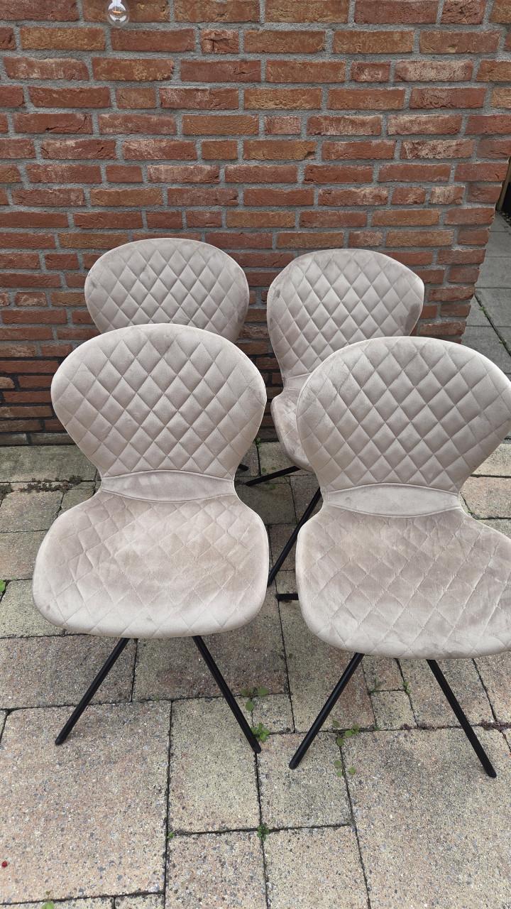 4 nette  eettafel stoelen