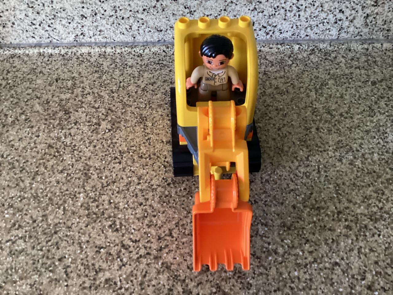 Duplo. 4 emmers met deksel. Shovel en vliegtuigje en 3 poppetjes.