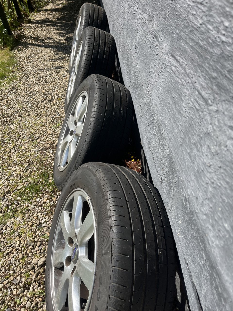 16 inch lichtmetalen velgen met Pirelli banden Volvo