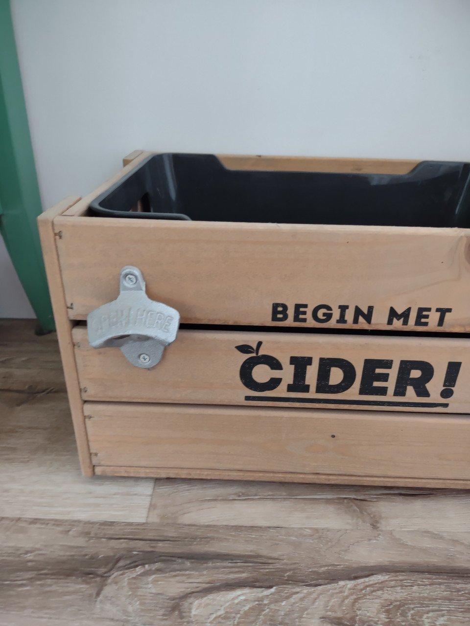 Nieuwe Apple Bandit cider koelbox, houten box met opener.