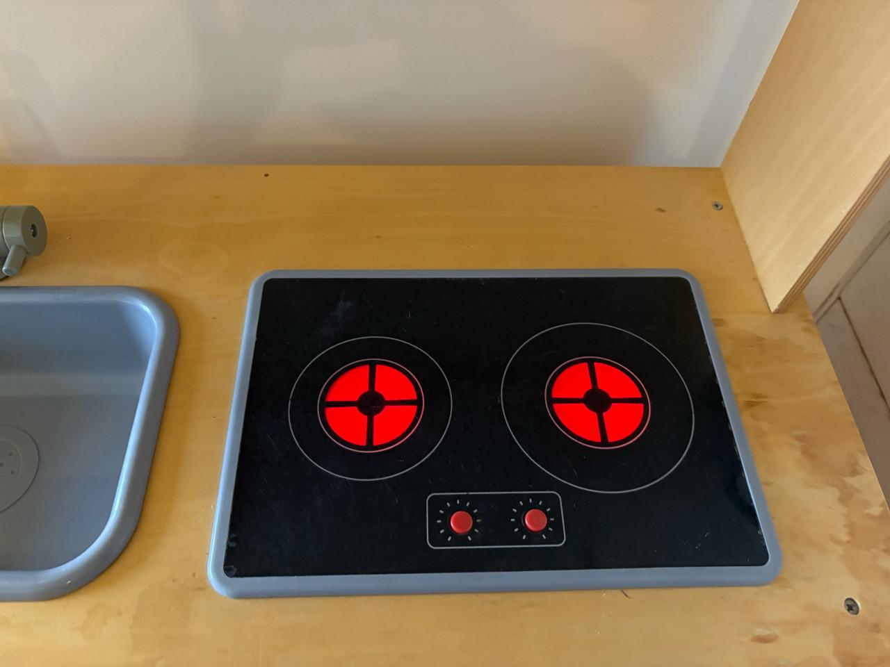 Houten speelkeuken met veel spulletjes