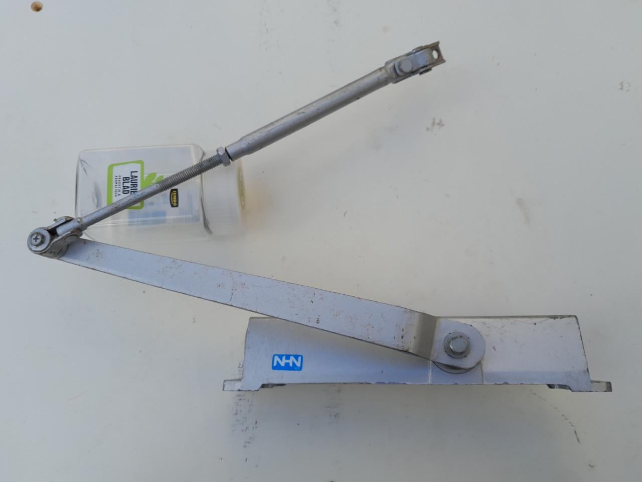 Deurdranger, merk NHN Daihatsu Japan. Demping Instelbaar.