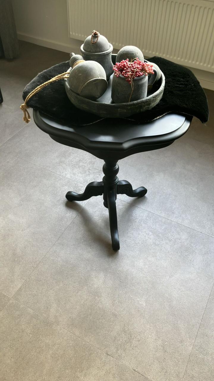 Zwart bijzet tafel hoog.60 cm diameter 54 cm