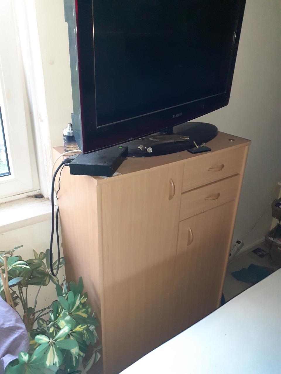 Kastje hoog voor Meiden-kamer..??...voor TV..?