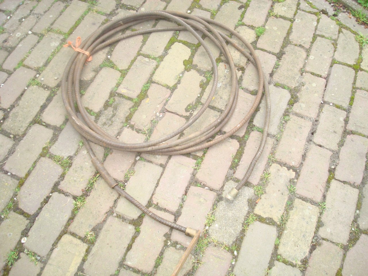 Heel oude metalen ontstopper