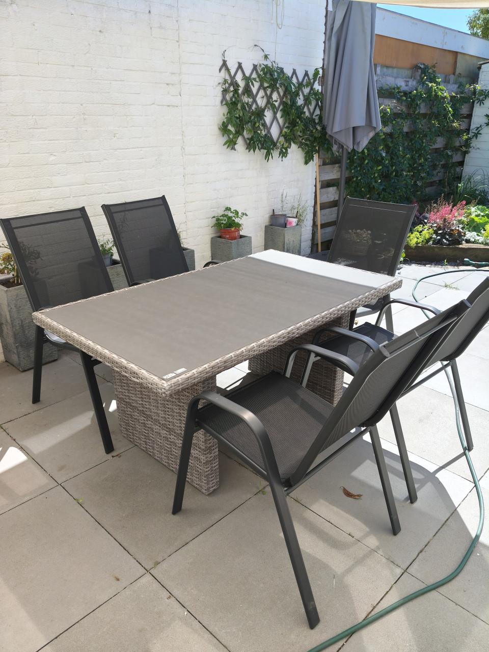 Tuintafel + 5 stapelstoelen
