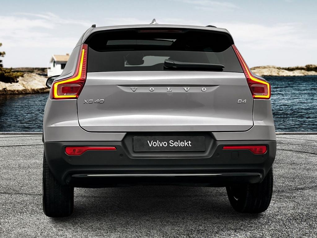 Volvo XC40 b4 197pk plus dark| pano| trekhaak| camera| elek.stoelen