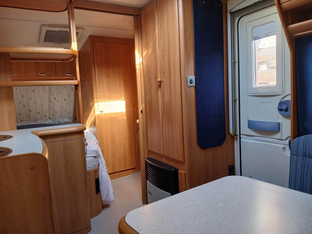 Caravan Hobby met mover en fietsendrger, zgan. voortent en luifel