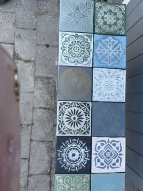 Te koop unieke Sidetable mat echte tegeltjes