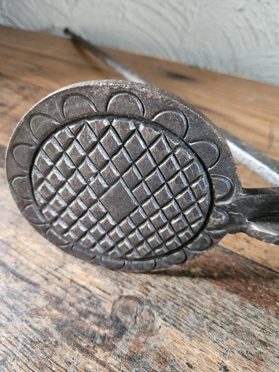 Antieke wafelijzer, gietijzer voor open vuur, unieke patroon