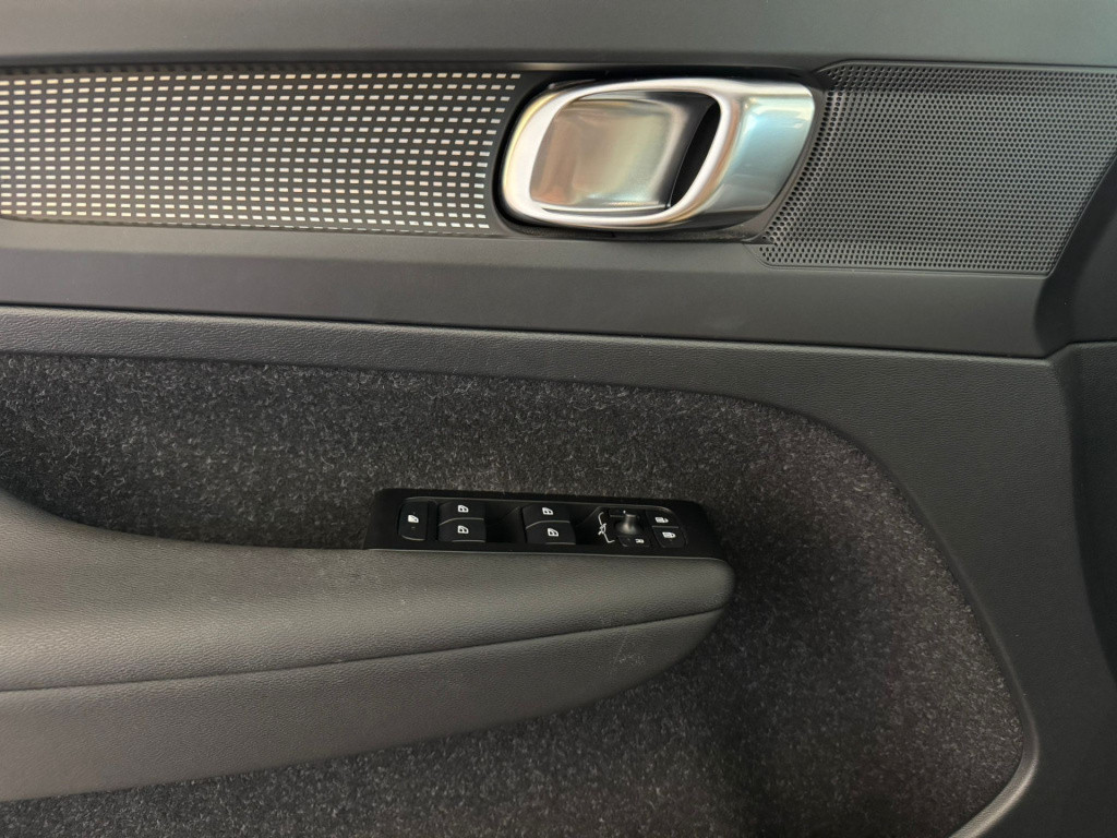 Volvo XC40 1.5 t4 recharge r-design black edition