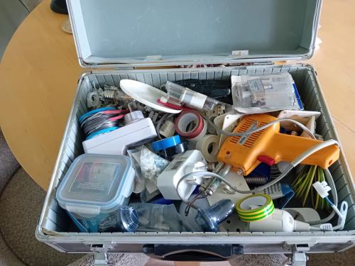 Een aluminium kist met zeer veel elektrische onderdelen.