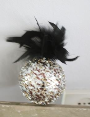 Kunststof kerstbal glitter en zwarte veren