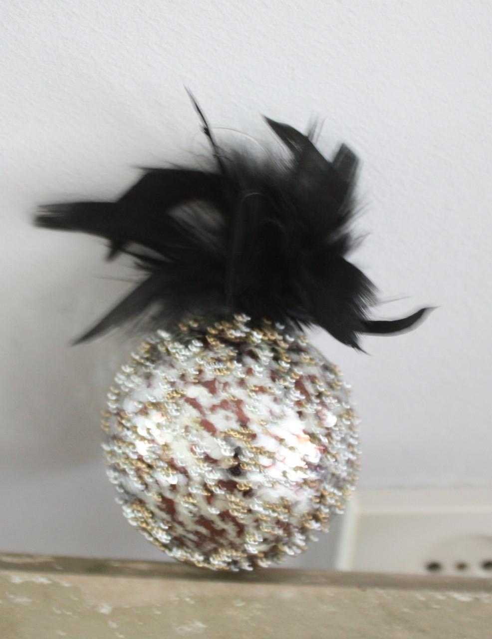 Kunststof kerstbal glitter en zwarte veren