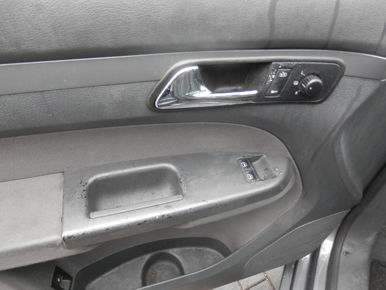 Auto Garant Biedt Aan: Volkswagen Touran 1.6 Business