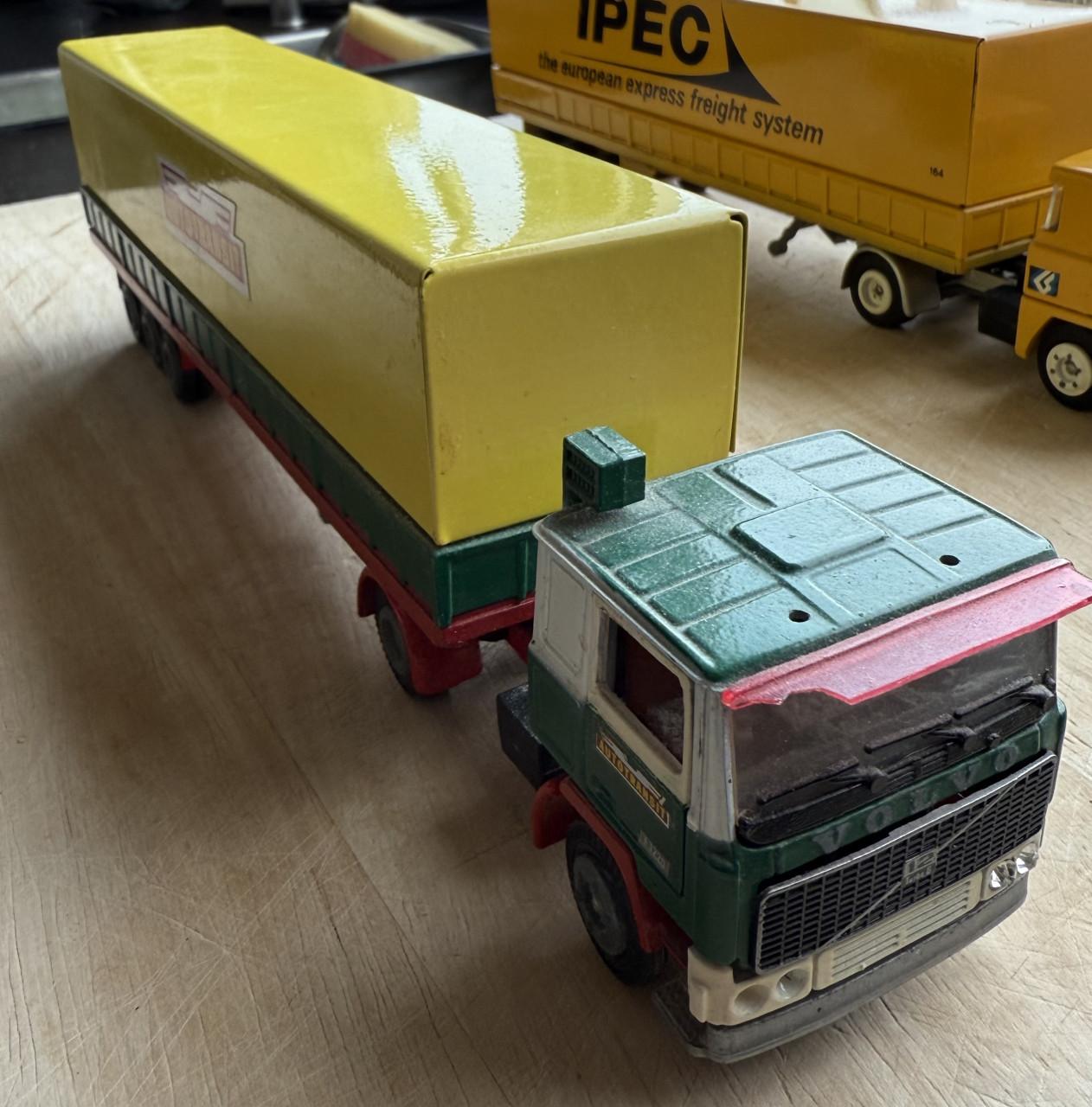 Tekno Volvo F12 trekker met 3 asser huifoplegger AUTOTRANSIT