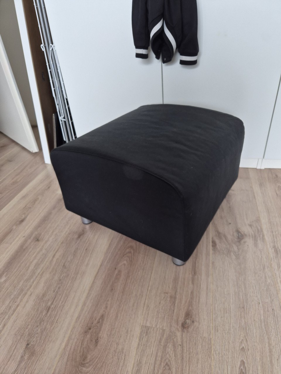 KLIPPAN poef met zwarte originele hoes