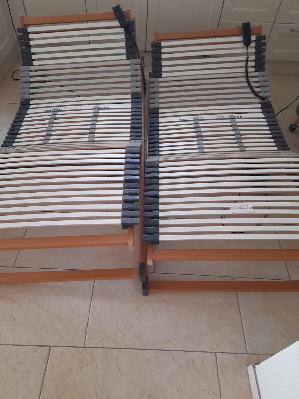 2 x Elektrisch verstelbare lattenbodems 90 x 200 (in goede staat )