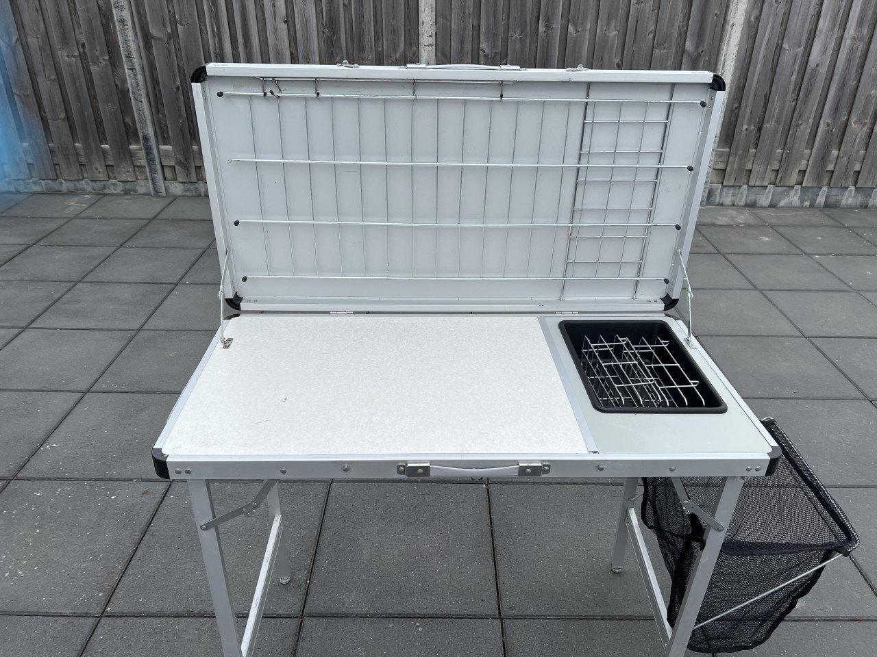 Kampeer keuken van het merk base camp nieuwprijs €99,-