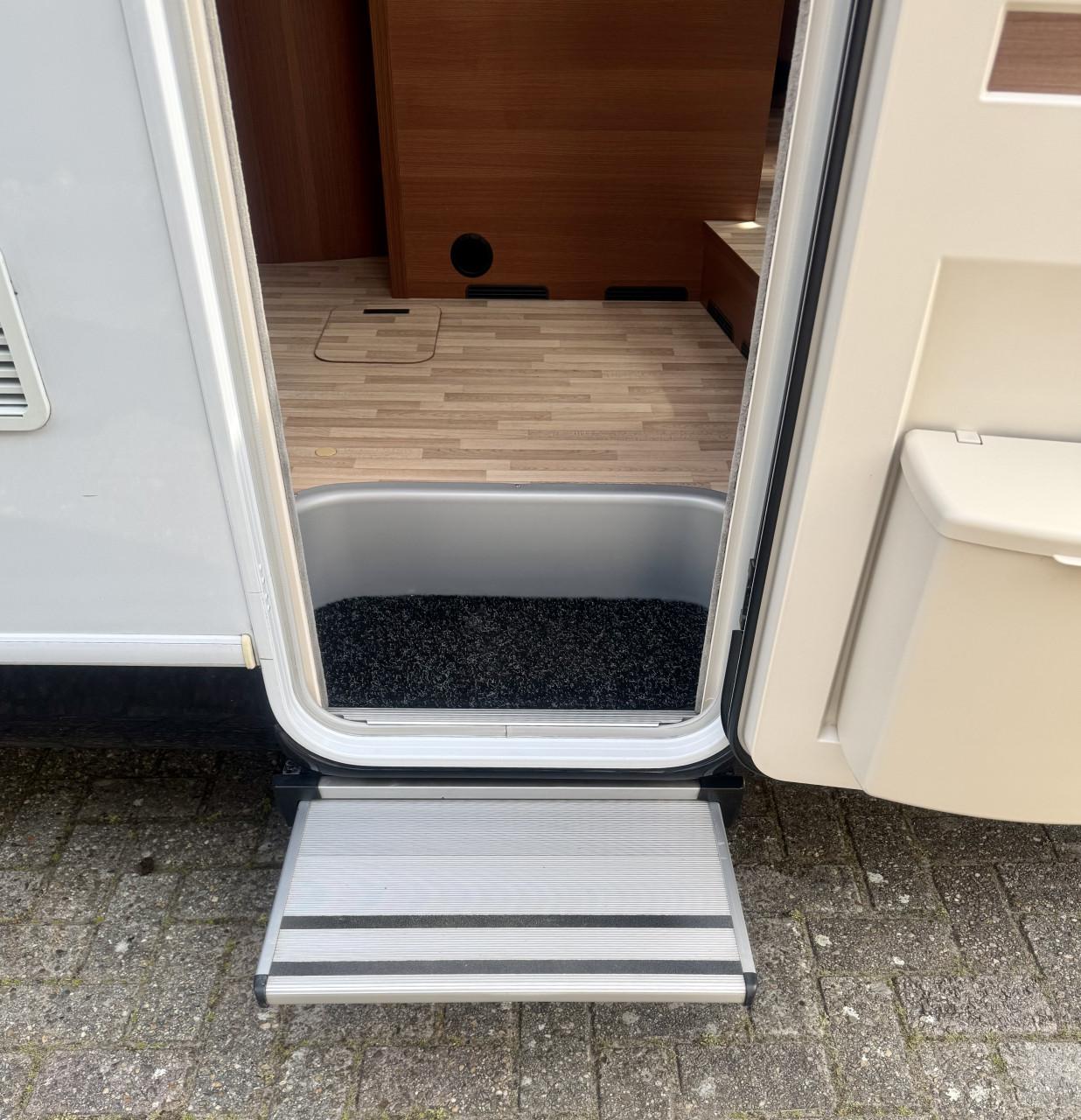 LMC Breezer V646G (Lengtebedden, Nieuwstaat, Dakairco!!)