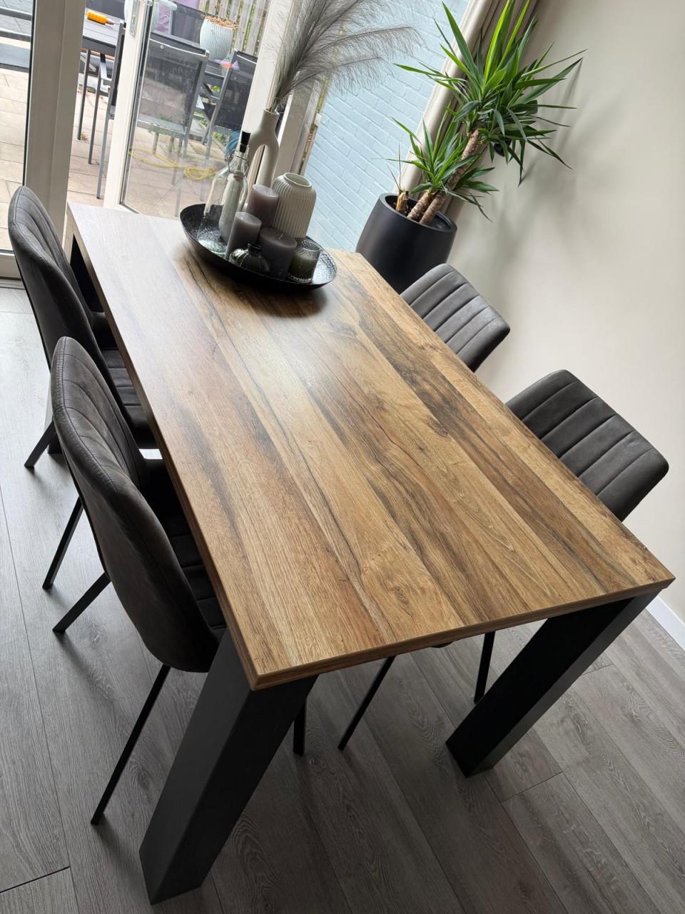 Eettafel en stoelen