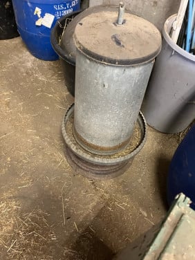Grote kippen voer silo en trapbak