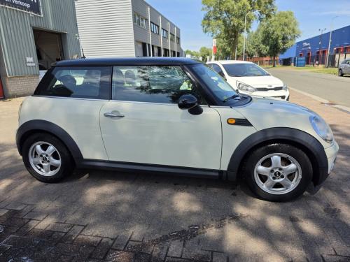 Leuke en nette Mini Cooper 1.4 One, handgeschakeld met 6 versnellingen.