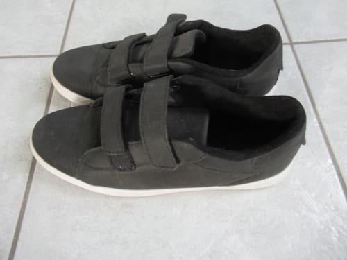 Zwarte sneakers met klittebandsluiting,  zo goed als nieuw
