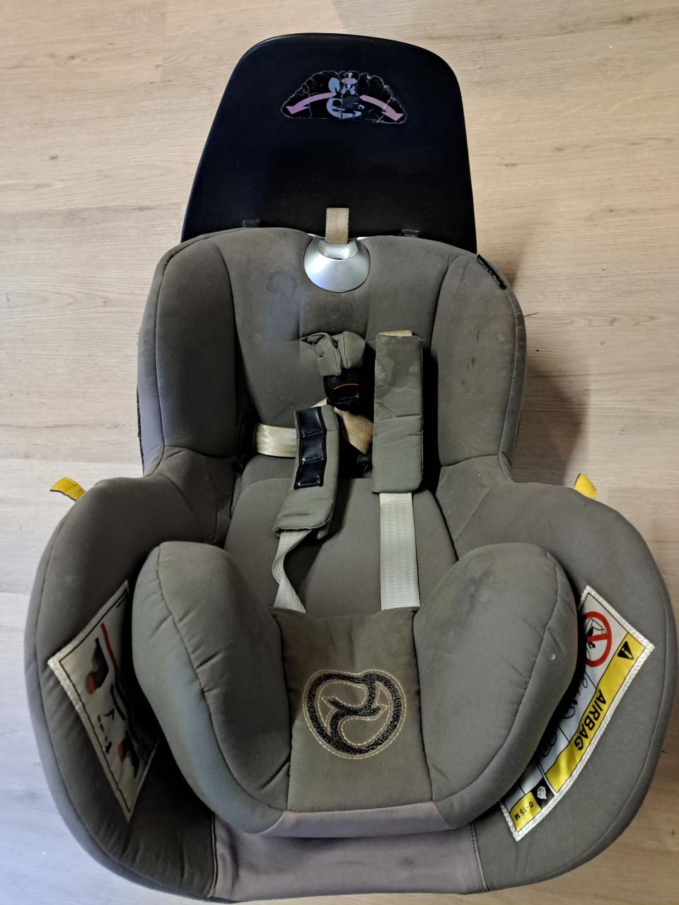 Draaibare CYBEX Sirona Z stoel met bijbehorende ISOFIX base
