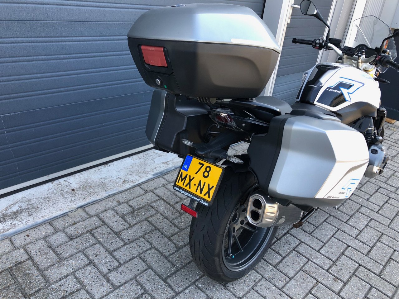 BMW R1200R LC uit 2017 met 65 dkm, full-option, kofferset, etc €8995,-