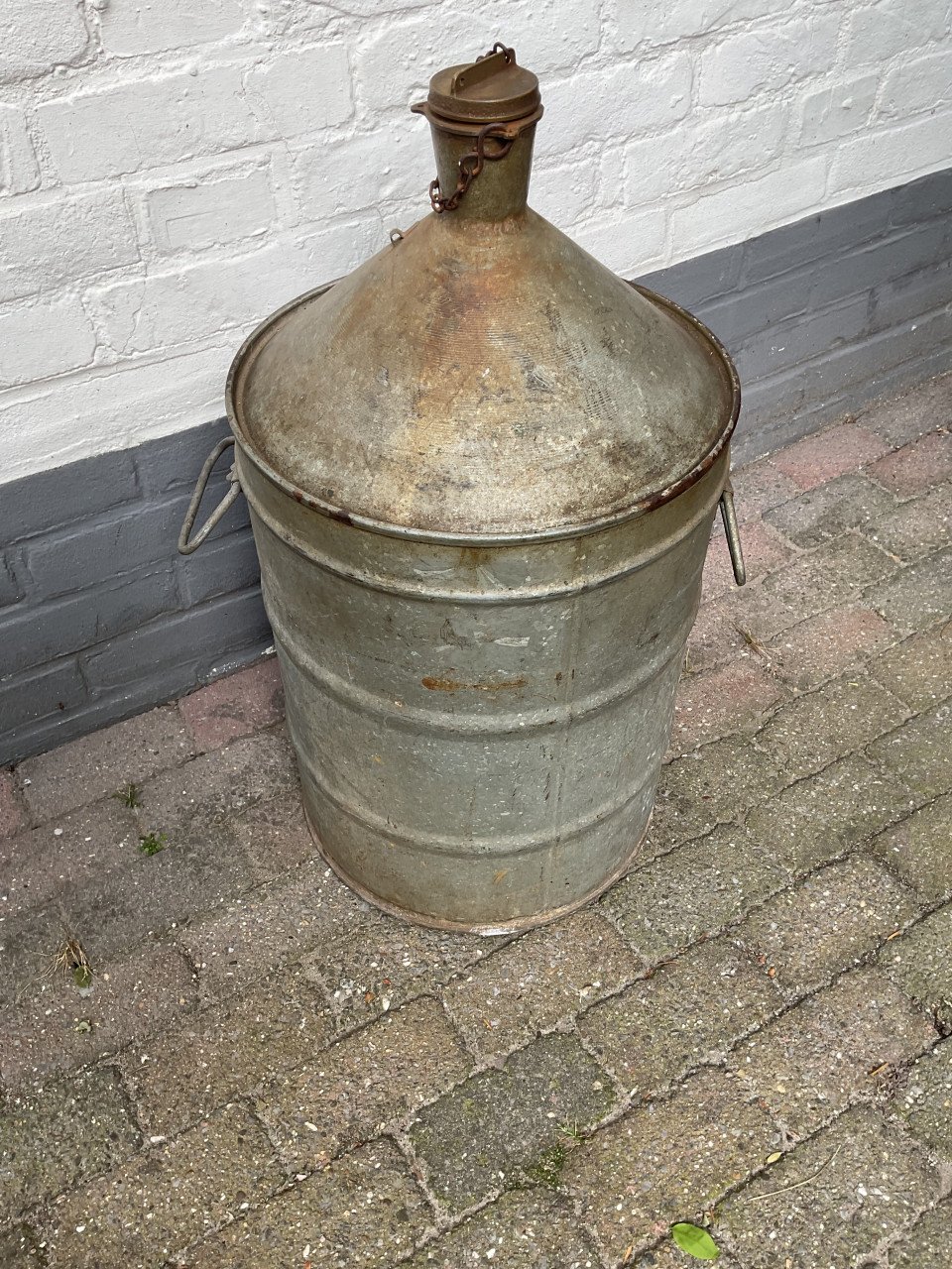 Oud zinken vat