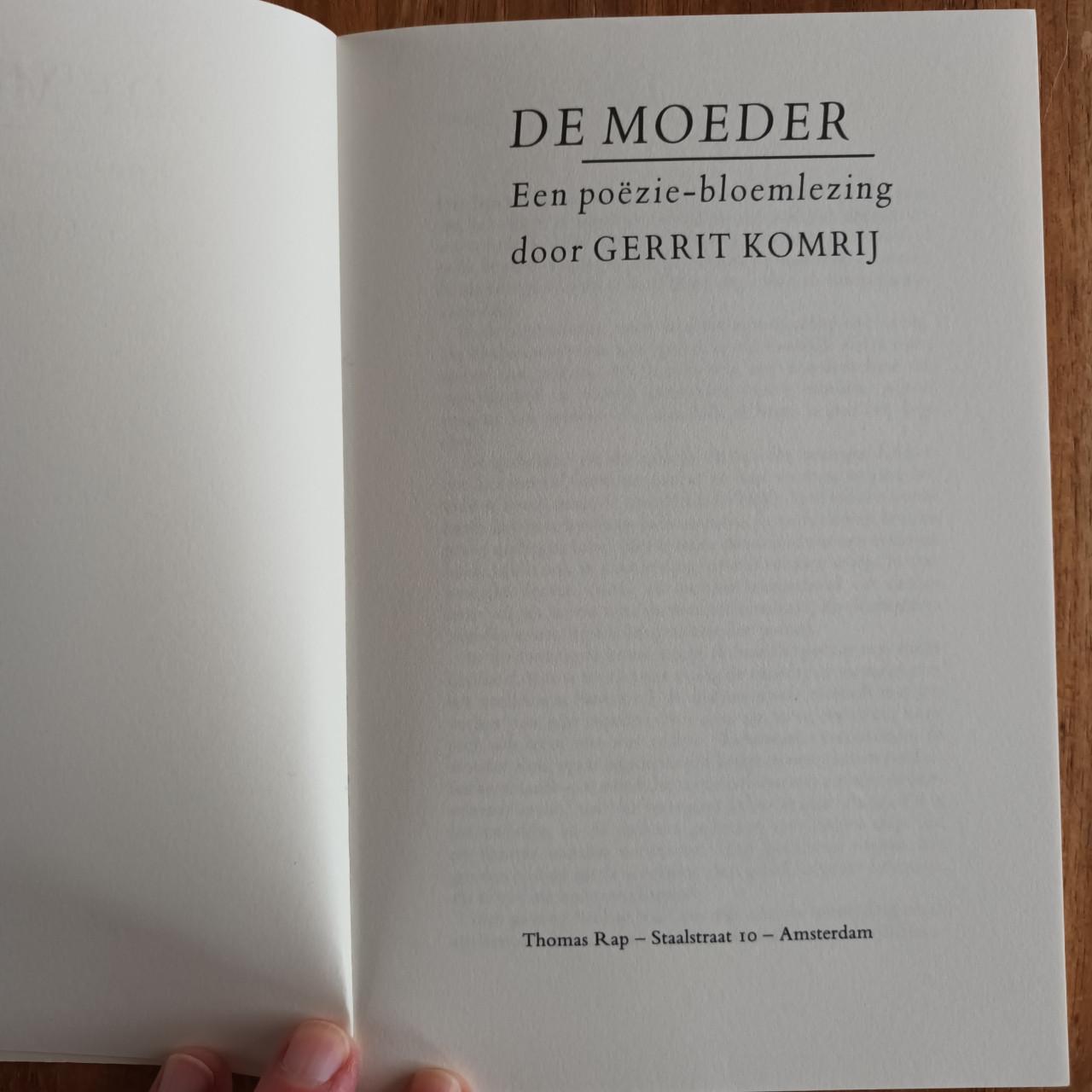De moeder door Gerrit Komrij poëzie-bloemlezing