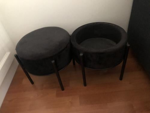 2 bijzettafeltjes / krukjes / poefje