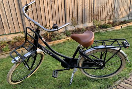 Degelijke 2Cycle transportfiets in het zwart met een bruin zadel. 24inch