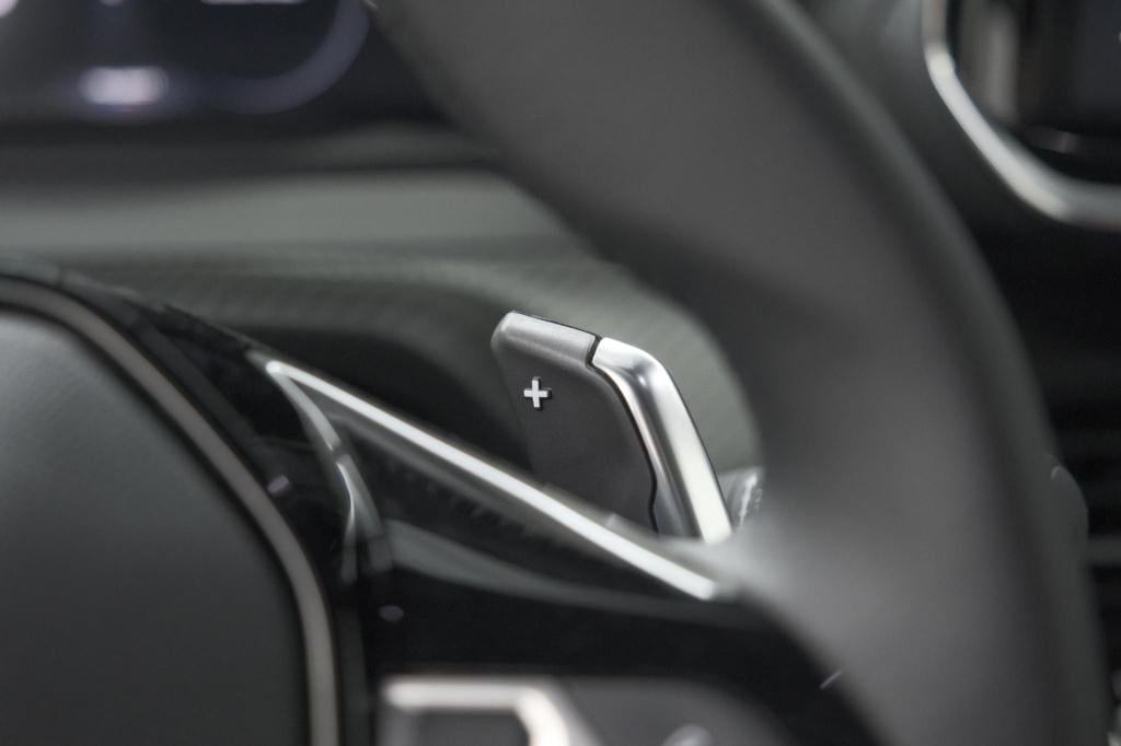 Peugeot 2008 1.2 hybrid 145 allure | apple carplay | climate control | park