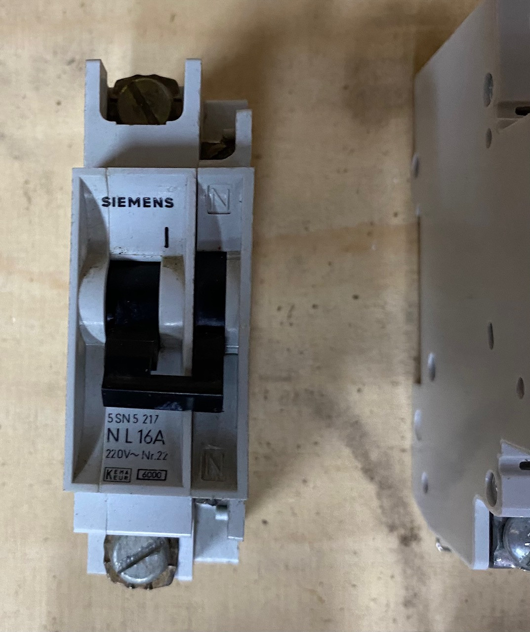 Zekeringautomaten en aardlekschakelaars € 12,50 per stuk