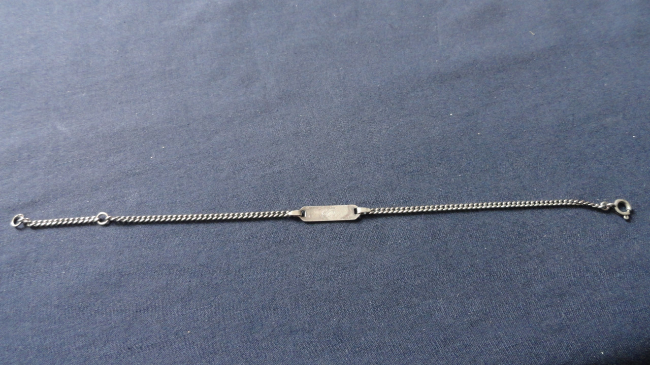 Zilveren armbandje met plaatje (hoofdletter) D erin gegrafeerd. 19,5 cm lan