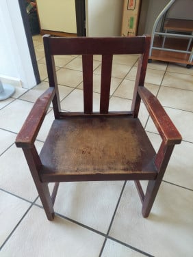 Te koop mooi klein oud stoeltje