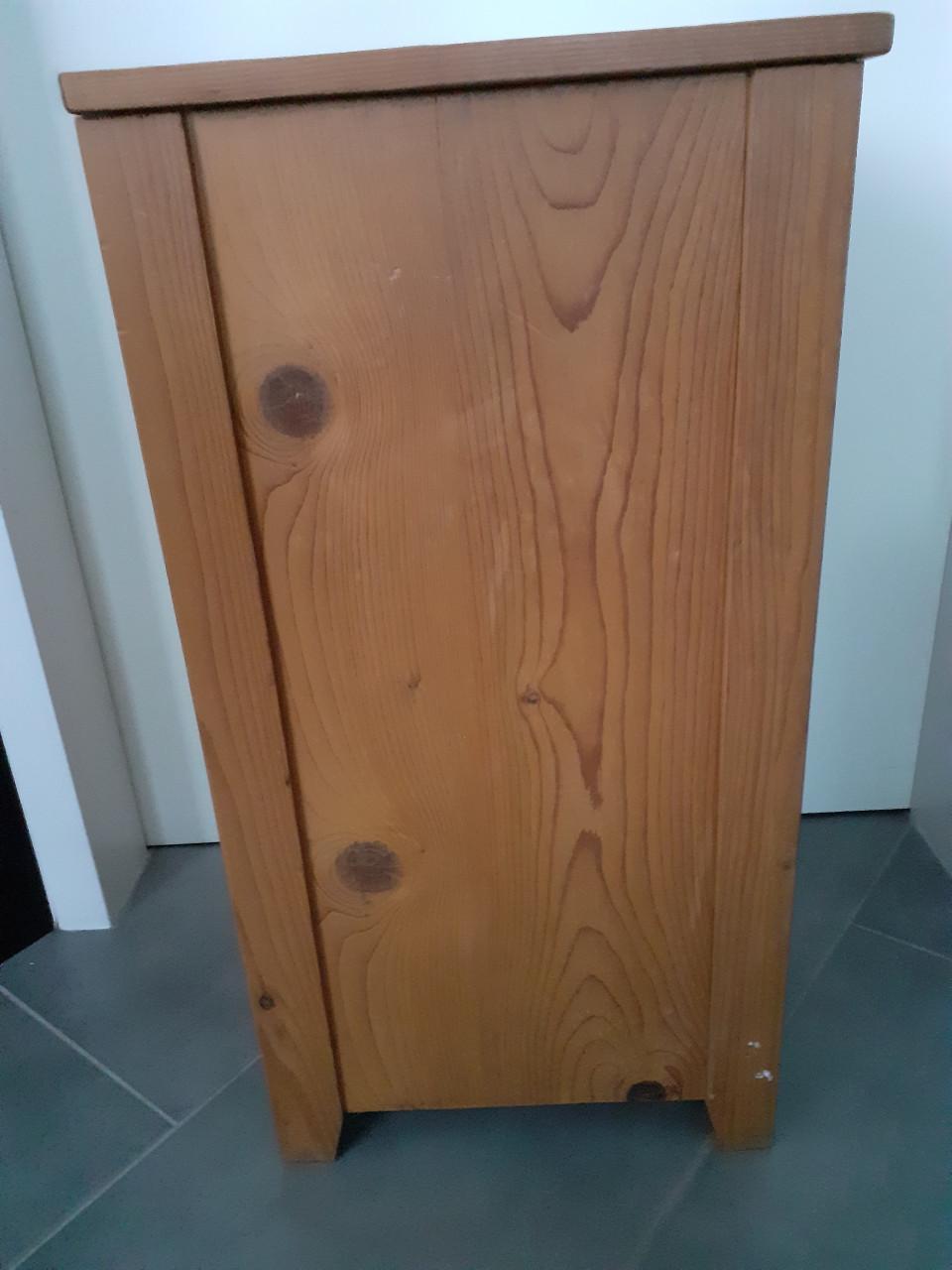 Houten wastafelkastje