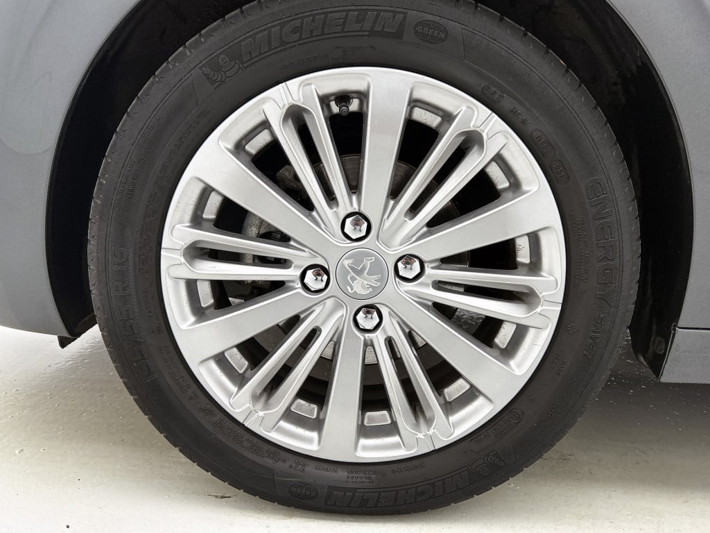 Peugeot 208 82pk allure | rijklaar | navi | parkeersensoren | trekhaak vast