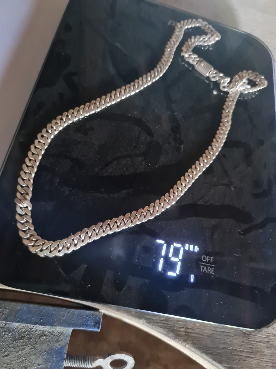 Een zilvere handgemaakte gourmet/Cuban ketting.